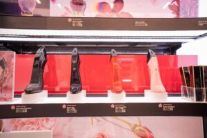 Un expositor de muestras de fragancias con soluciones de seguridad que protegen cada muestra, al tiempo que realzan la imagen de la marca de belleza y permiten a los clientes interactuar con los perfumes