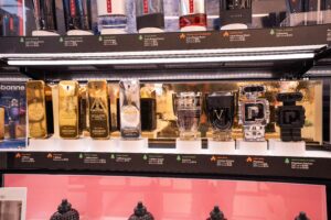 Un expositor de muestras de fragancias con soluciones de seguridad que protegen cada muestra, al tiempo que realzan la imagen de la marca de belleza y permiten a los clientes interactuar con los perfumes