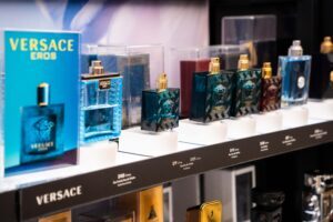 Un expositor de muestras de fragancias con soluciones de seguridad que protegen cada muestra, al tiempo que realzan la imagen de la marca de belleza y permiten a los clientes interactuar con los perfumes