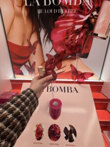 Un expositor de muestras de fragancias con soluciones de seguridad que protegen cada muestra, al tiempo que realzan la imagen de la marca de belleza y permiten a los clientes interactuar con los perfumes