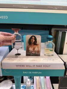 Un expositor de muestras de fragancias con soluciones de seguridad que protegen cada muestra, al tiempo que realzan la imagen de la marca de belleza y permiten a los clientes interactuar con los perfumes