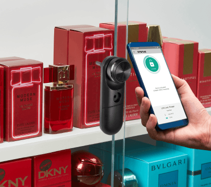 Smart Lock se desbloquea con un teléfono en un estuche de perfumes con puertas de cristal