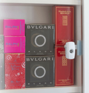 Cam Lock en la puerta de cristal abatible que protege las cajas de perfume