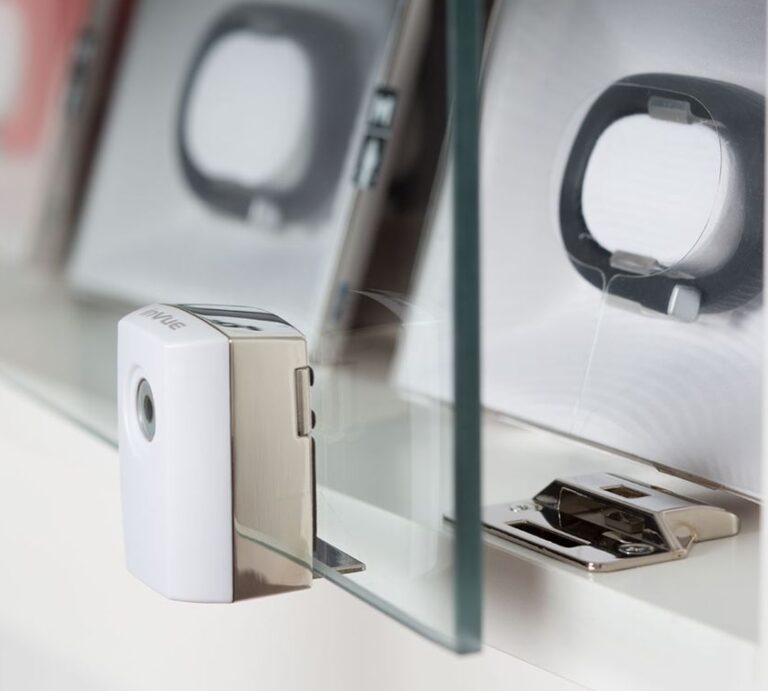 InVue cerradura de escaparate en blanco, diseñada para soluciones de seguridad avanzadas