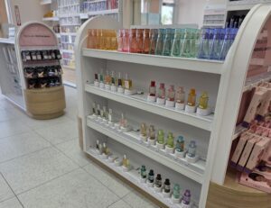 Tienda de perfumería con soluciones de seguridad que permiten exponer los probadores para que los clientes puedan probarlos