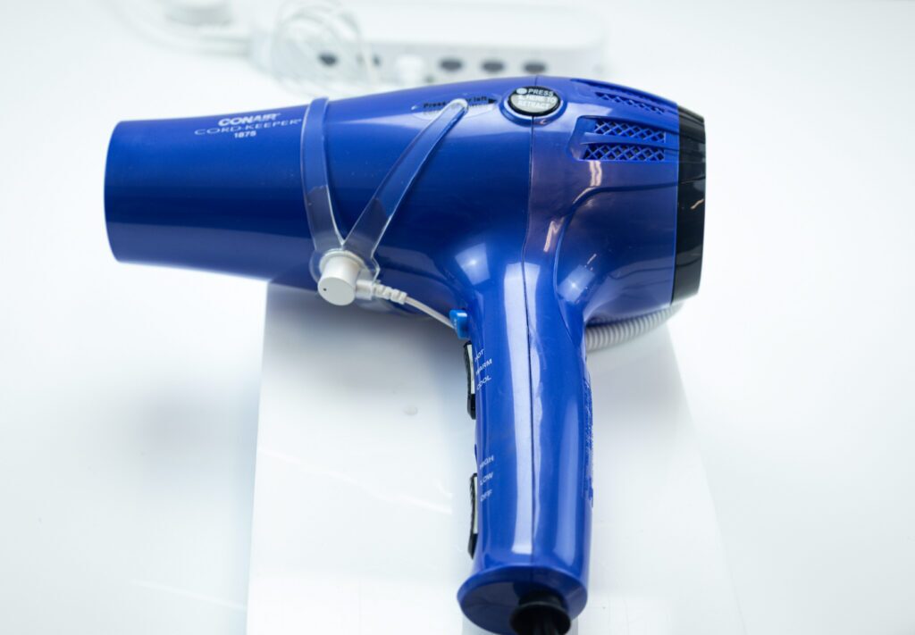 Dispositivo de seguridad para proteger el secador de pelo contra robos.