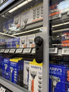Cerradura inteligente en un hipermercado, escaparate de una gran superficie