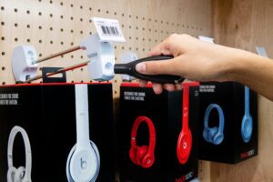 Solución de seguridad inteligente para el comercio minorista destinada a productos colgados, como cajas de auriculares