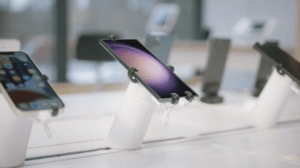 OnePODs con teléfonos en una pantalla