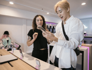 Dos personas sosteniendo un teléfono Samsung