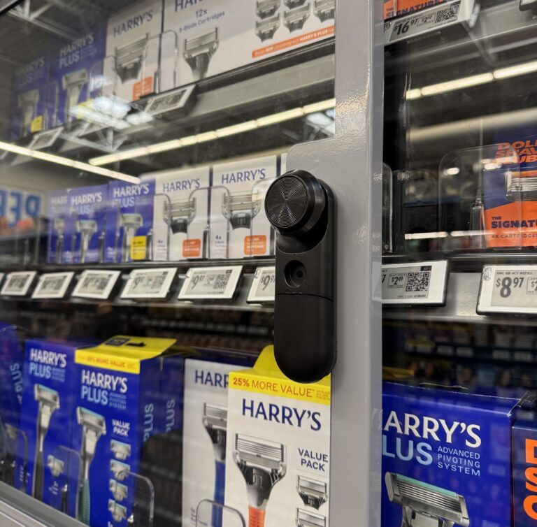 Cerradura inteligente en un hipermercado, escaparate de una gran superficie