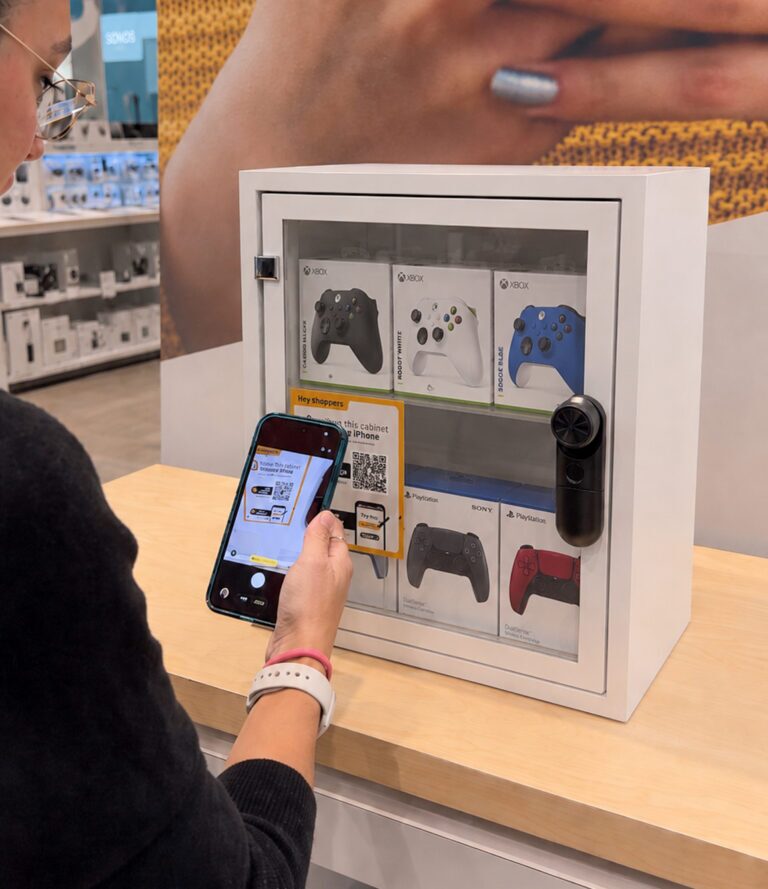 El «autoacceso para clientes» permite a un cliente escanear un código y acceder a una vitrina cerrada con llave que contiene el producto.