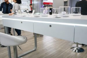 Cajón en la tienda Claro con cierre automático y cerradura en la puerta, que garantiza la seguridad de lo que hay dentro.