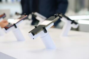 Smartphone que se muestra por OnePOD Max en la tienda minorista de Claro