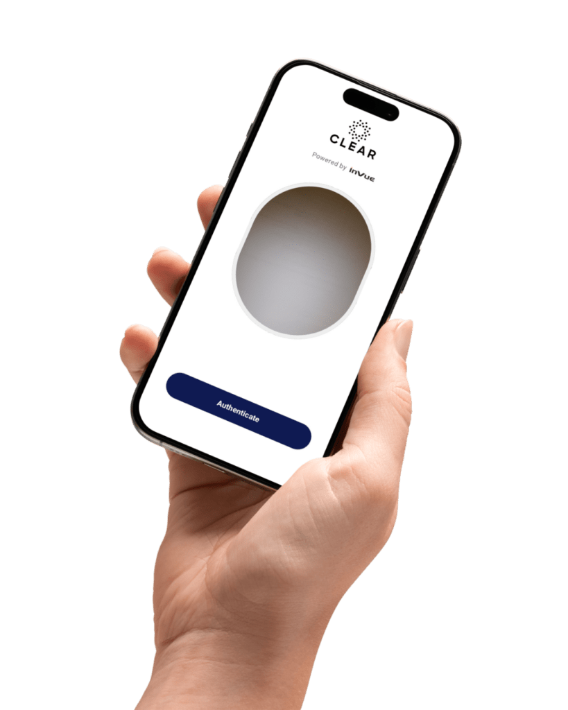 Mano que sostiene un teléfono en el que se ve la pantalla de verificación de identidad de CLEAR, con tecnología de InVue , para el autoacceso de los clientes.