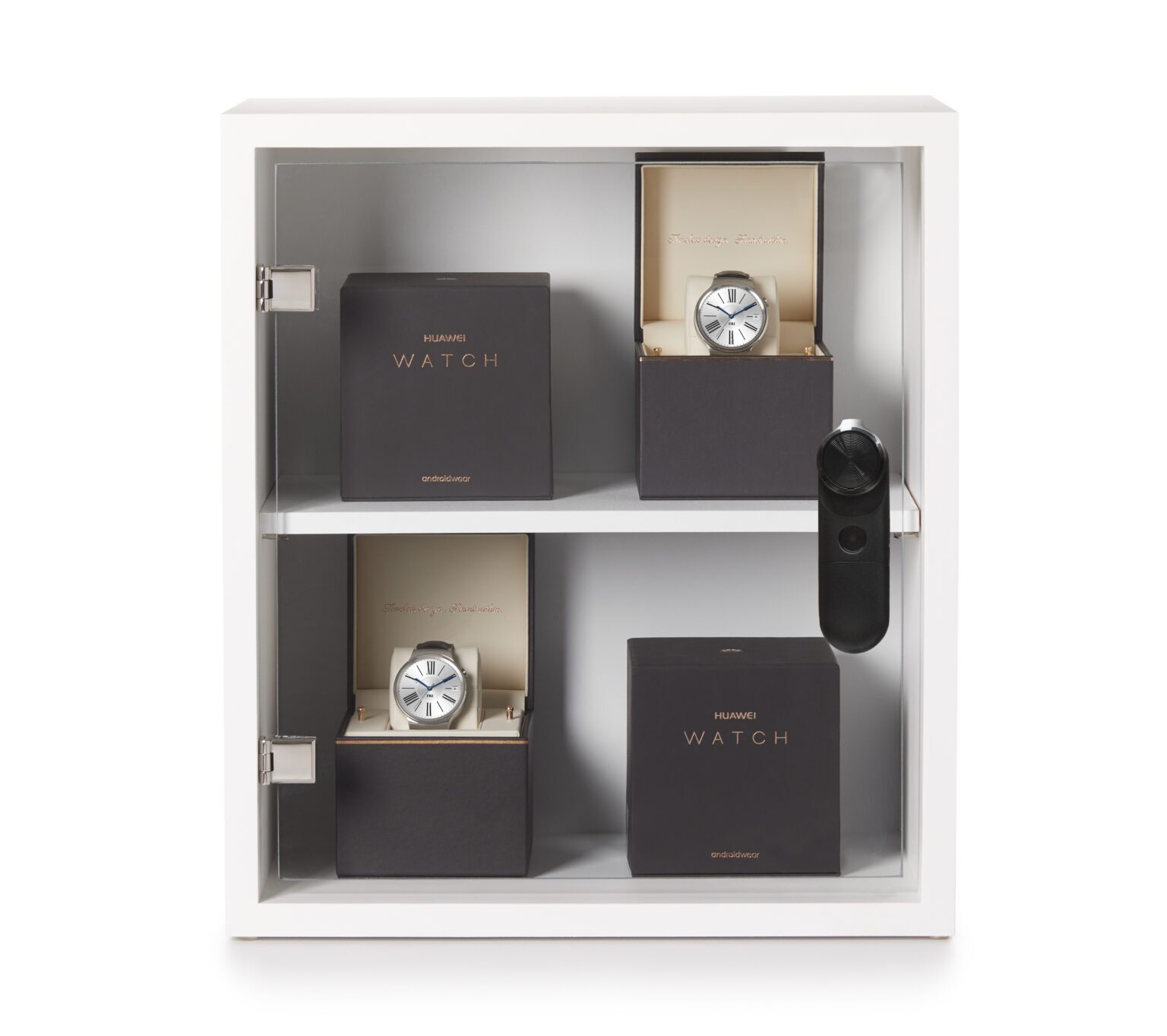 InVue LIVE Cam Lock fijación de una puerta de cristal con bisagras en una vitrina en la que se exponen relojes inteligentes