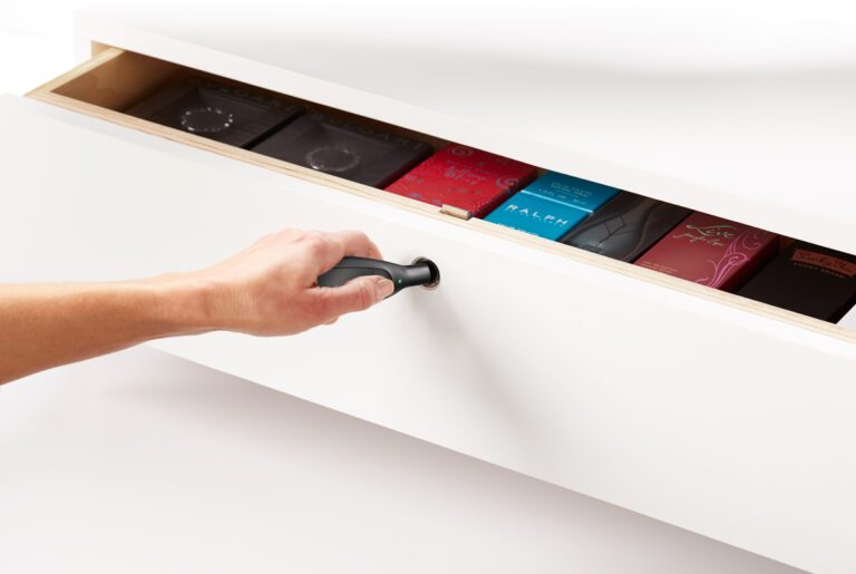 Cerradura de cajón con bloqueo automático para la protección del inventario en comercios. OneKEY Access
