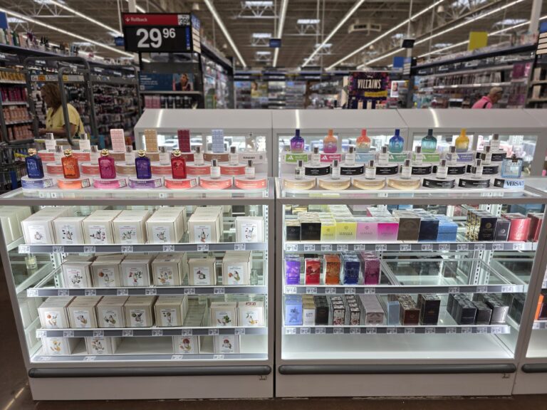 una vitrina de cristal en la que se exponen las cajas de perfume, con expositores de muestras situados en la parte superior para que el cliente pueda probar las fragancias.