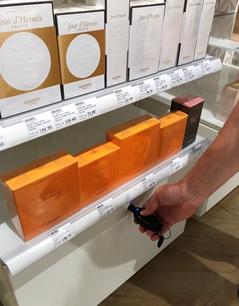 Cajón con cerradura inteligente que protege el stock de perfumes y fragancias para que los empleados puedan entregárselos a los clientes o reponer los probadores.