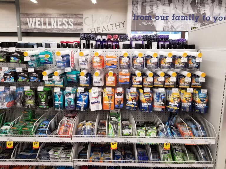 Maquinillas y cuchillas de afeitar Gillette colgadas en expositores suspendidos con un temporizador de retardo para evitar que se caigan.