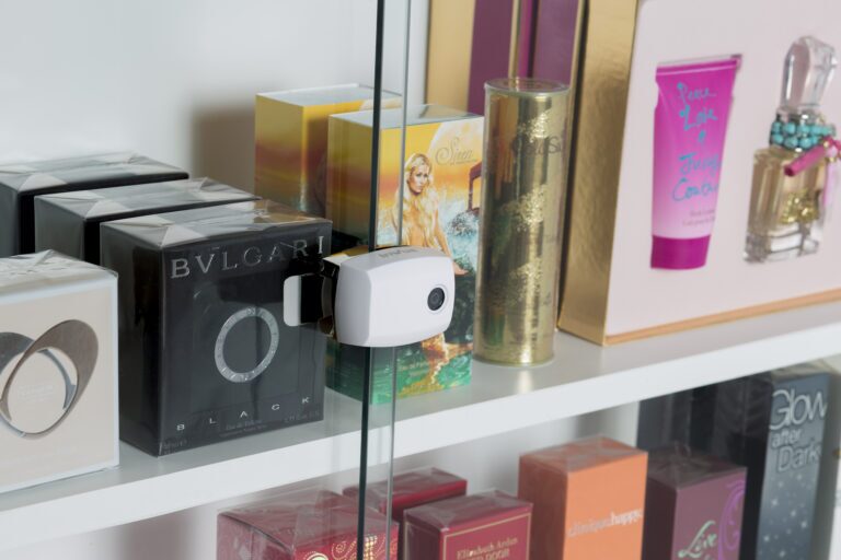 Una cerradura para vitrinas de cristal que funciona con una llave electrónica. Sirve para proteger los productos de belleza.