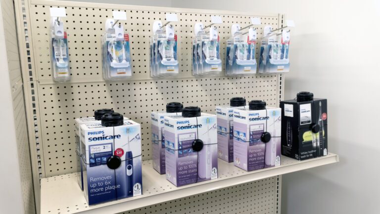 Productos sanitarios, como cepillos de dientes eléctricos o máquinas de afeitar eléctricas, en cajas protegidas con sistemas de seguridad.
