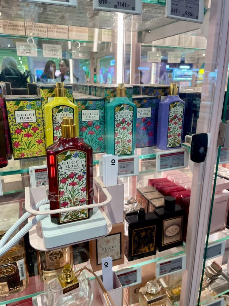 Muestra de perfume fijada con un sistema Zips para evitar robos en una tienda.