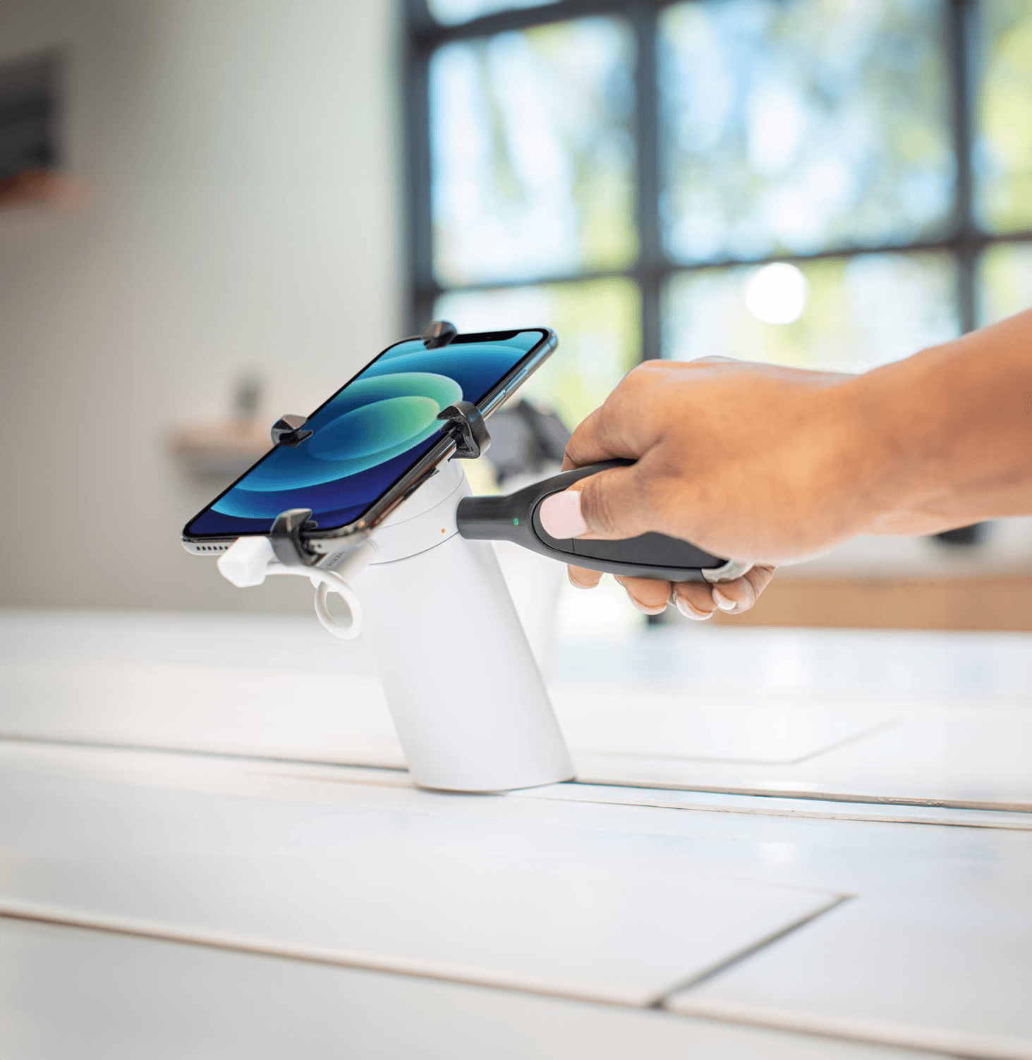 Persona que desbloquea One60 utilizando OneKEY
