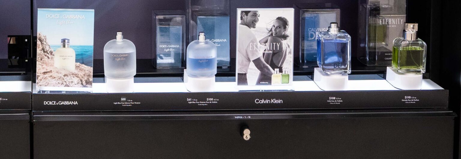 Un expositor de muestras de fragancias con soluciones de seguridad que protegen cada muestra, al tiempo que realzan la imagen de la marca de belleza y permiten a los clientes interactuar con los perfumes