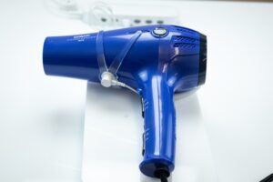 Dispositivo de seguridad para proteger el secador de pelo contra robos.
