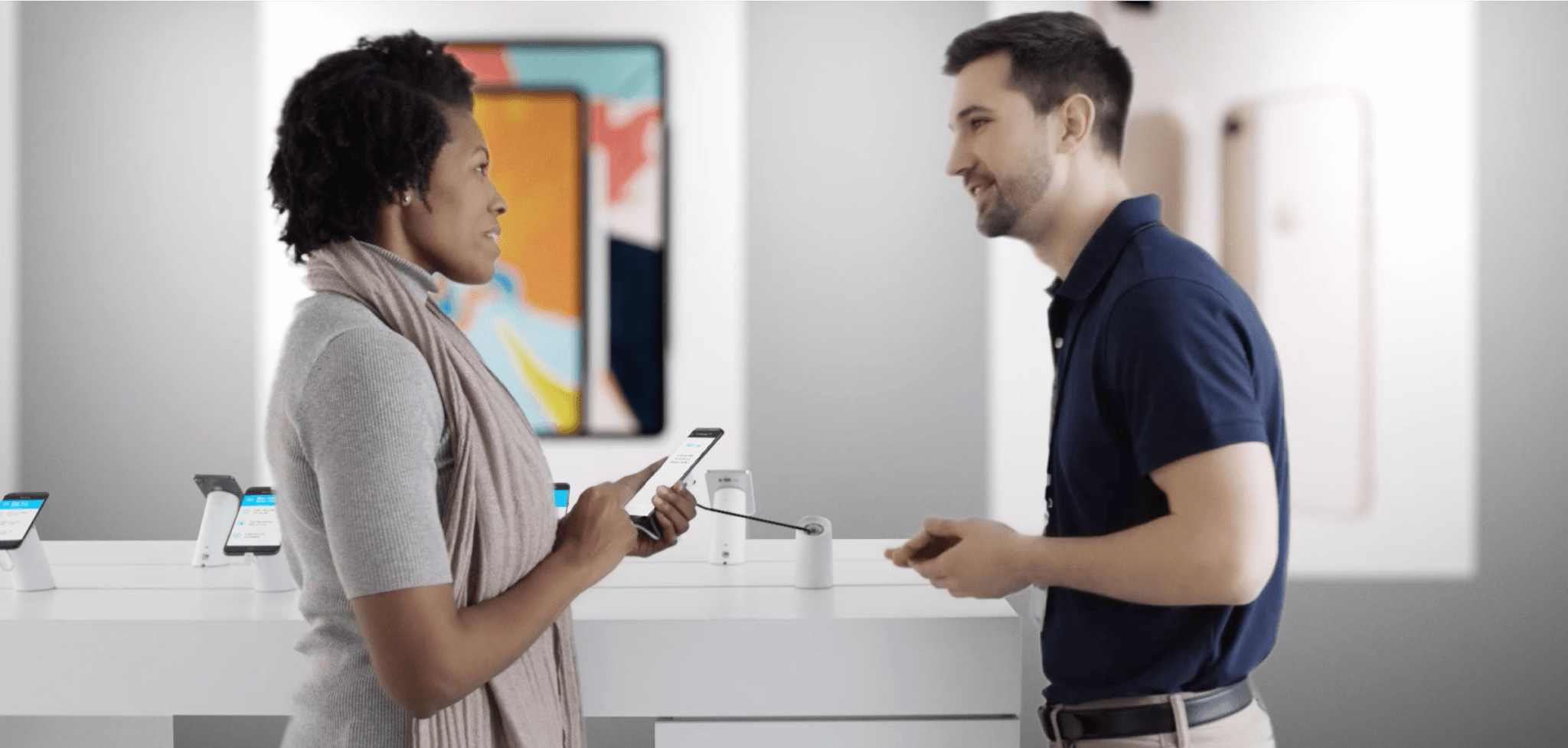 Mujer y hombre mirando teléfonos con soluciones seguras