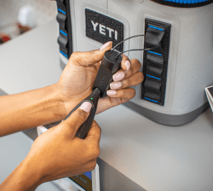 OneKEY desbloquear un anclaje de bloqueo de cable fijado a una nevera Yeti