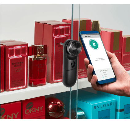 Smart Lock se desbloquea con un teléfono en un estuche de perfumes con puertas de cristal