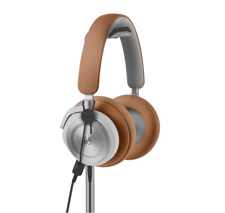 Auriculares marrones en dispositivo de visualización segura