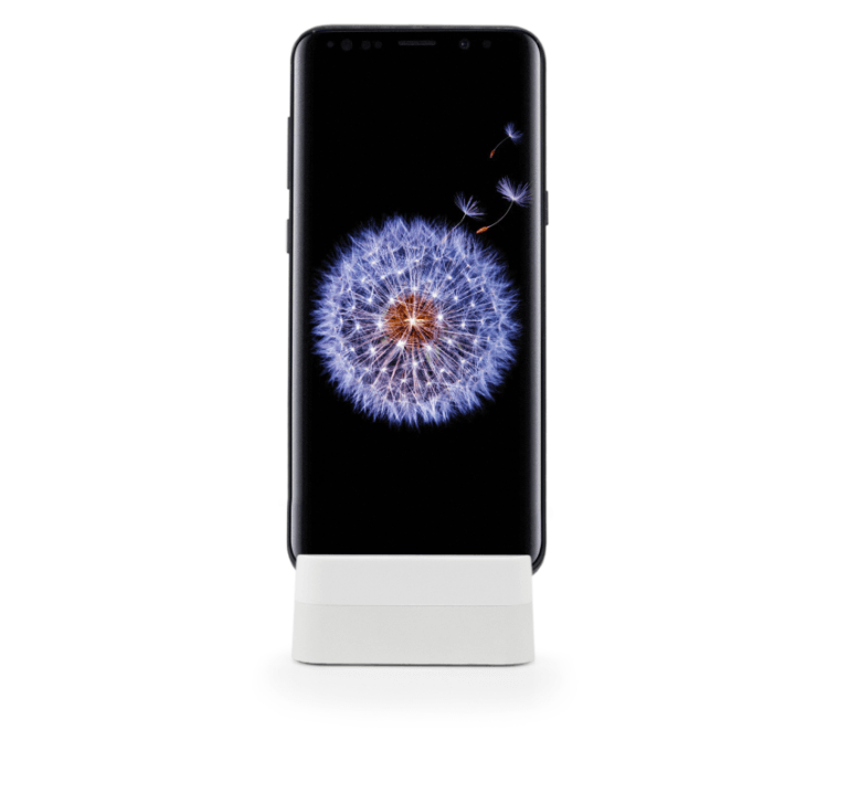 Smartphone negro con pantalla blanca