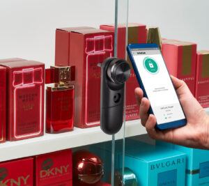 mKey en un teléfono desbloqueando un Smart Lock en una vitrina