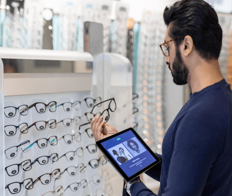 Hombre con gafas y una tableta en la mano