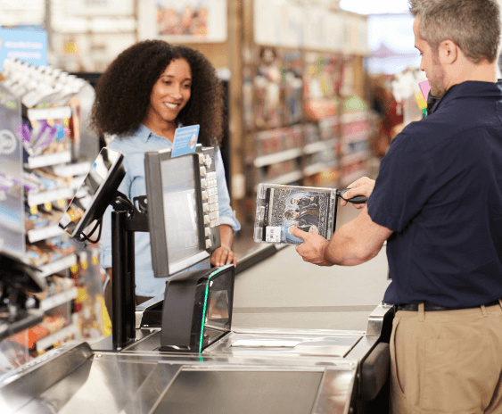 Mujer en la caja registradora con un vendedor