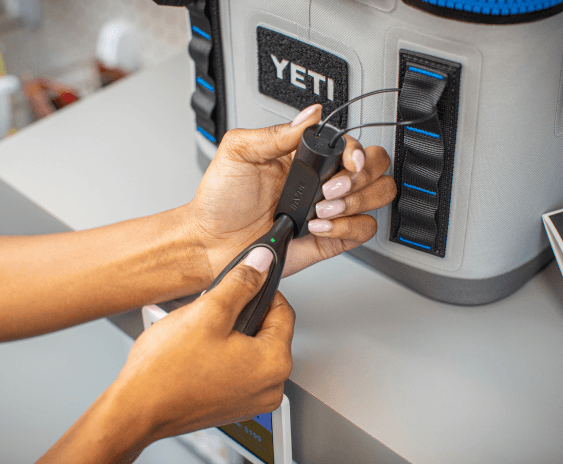 OneKEY abre la cerradura de una nevera Yeti