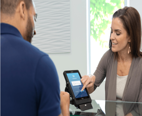 Hombre y mujer mirando un punto de venta móvil portátil