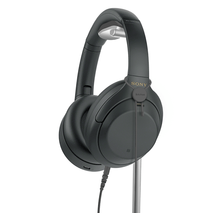 Auriculares negros en dispositivo de visualización segura