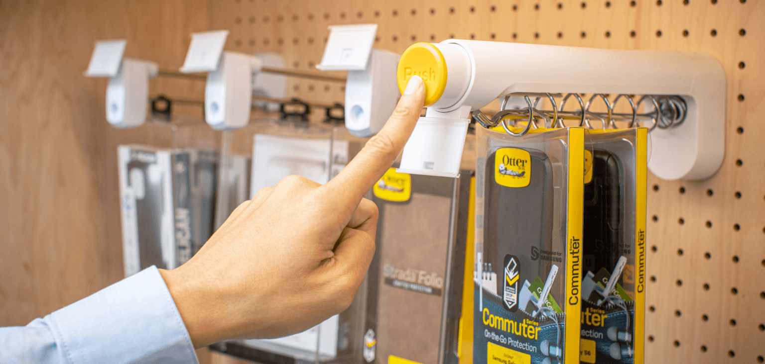 Dispensador T1000 con productos Otterbox - mercancía colgada