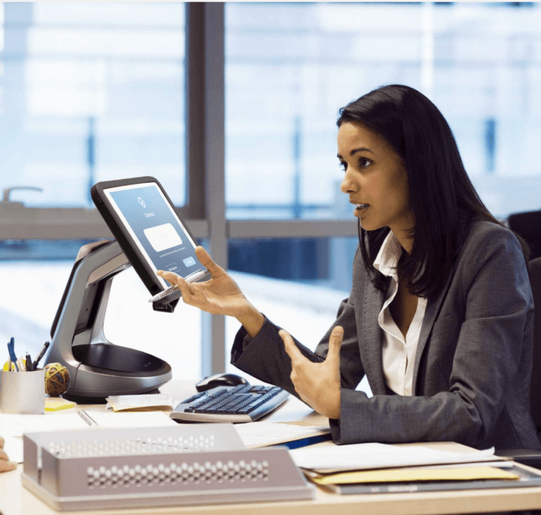 Trabajador de banca hablando junto a un soporte de tableta seguro