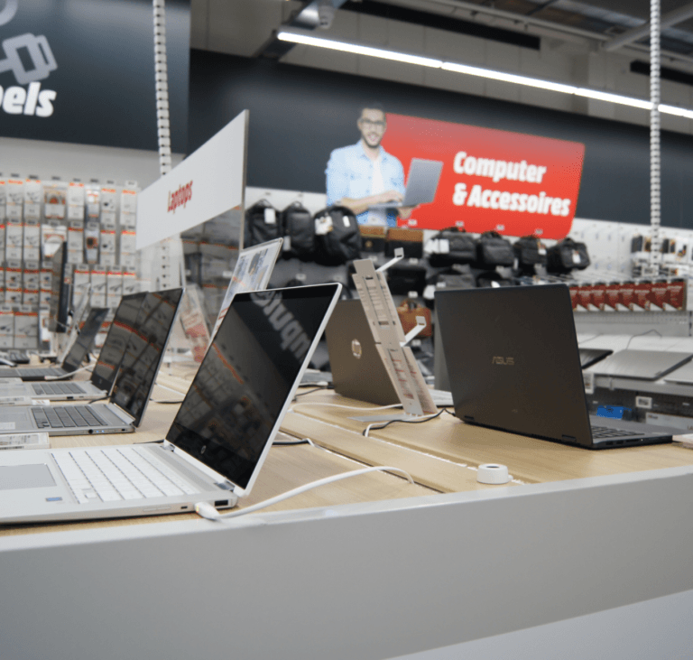 Exposición de ordenadores en una tienda