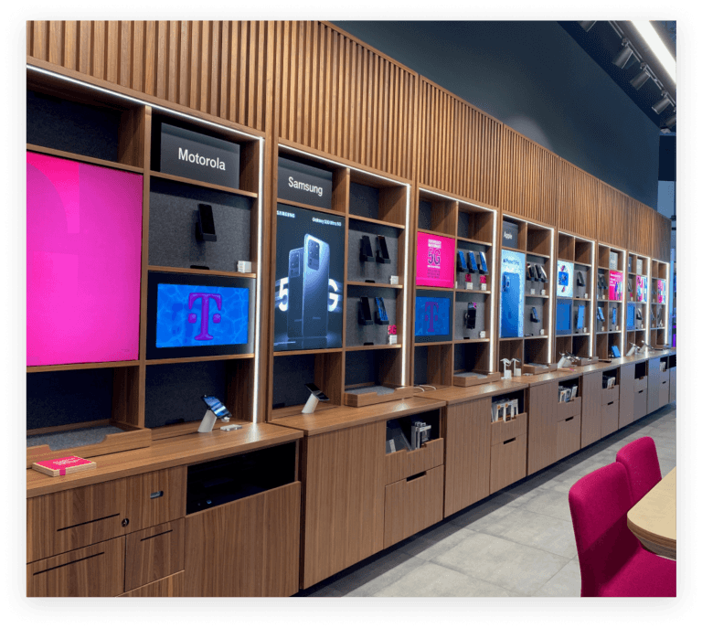 Interior de una tienda T-Mobile con productos en las estanterías