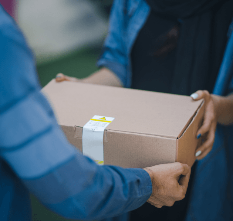 Hombre y mujer sosteniendo una caja