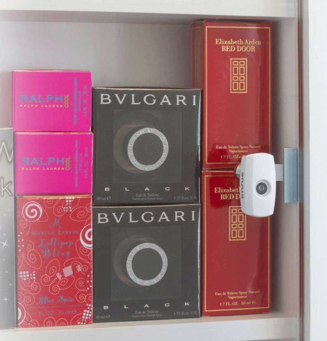 Cam Lock en la puerta de cristal abatible que protege las cajas de perfume
