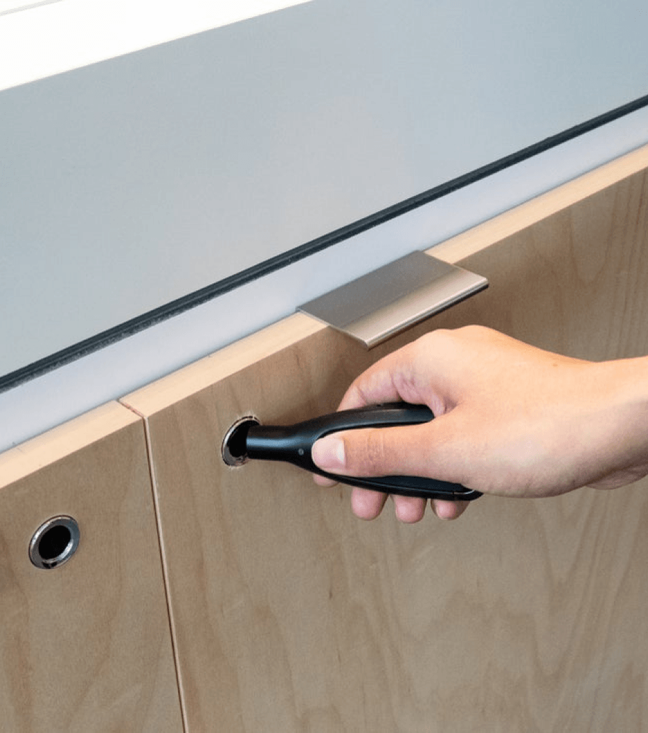 OneKEY cerrar un armario de madera