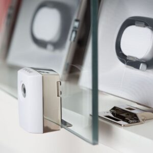InVue cerradura de escaparate en blanco, diseñada para soluciones de seguridad avanzadas