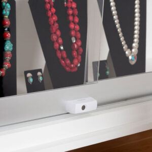 InVue Smart Plunger Lock en blanco, diseñado para soluciones de seguridad avanzadas